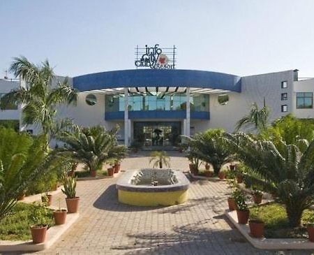 Infocity Club And Resort Gandhinagar Bagian luar foto