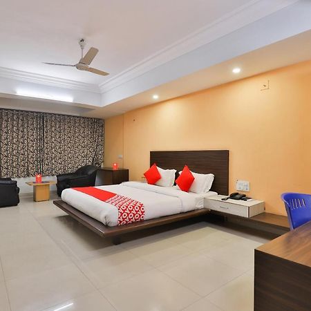 Infocity Club And Resort Gandhinagar Bagian luar foto