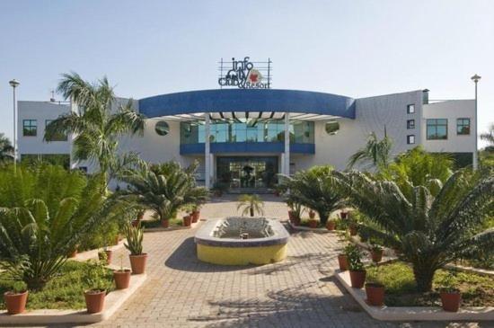 Infocity Club And Resort Gandhinagar Bagian luar foto