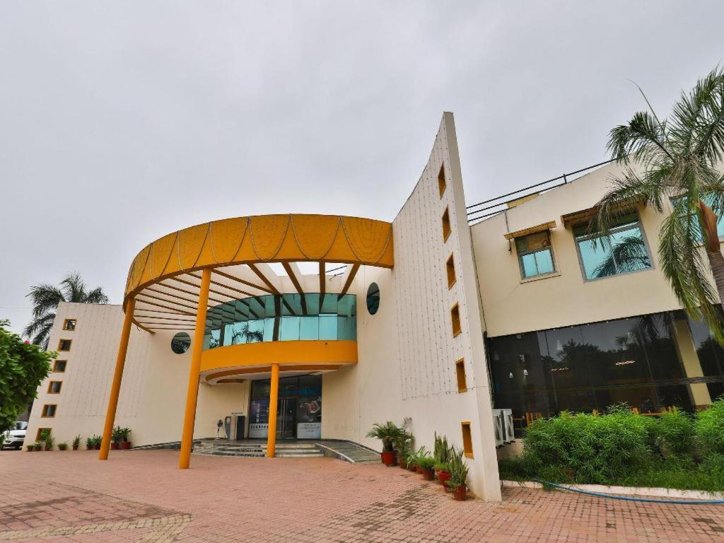 Infocity Club And Resort Gandhinagar Bagian luar foto