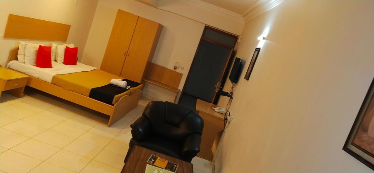 Infocity Club And Resort Gandhinagar Bagian luar foto